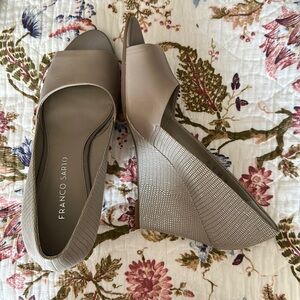 Franco Sarto Wedge Sandals Grey Croc & Leather size 7M